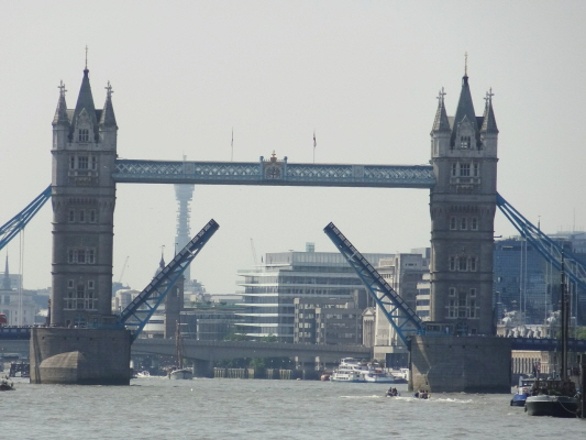 05b Tower Bridge open from Kings Steps DSC02550